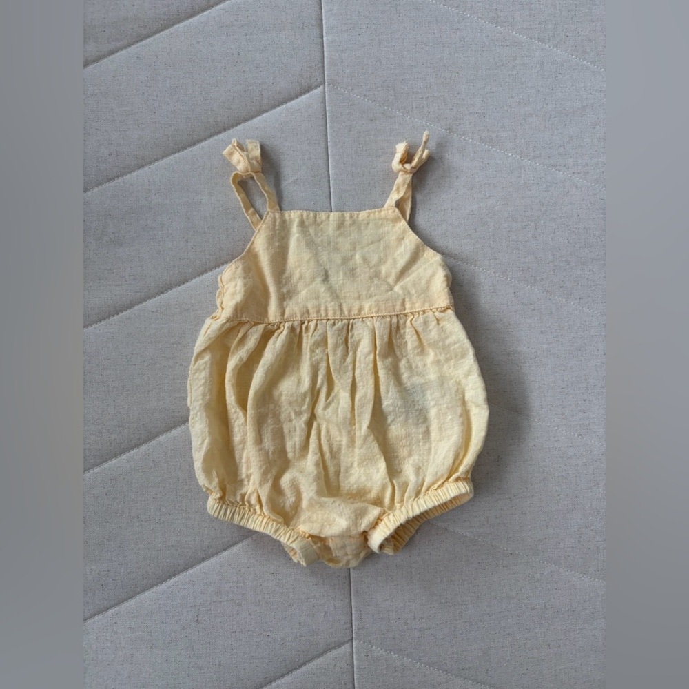 | Old Navy | Light Yellow One-Piece Bodysuit Baby Girl size 0-3 months